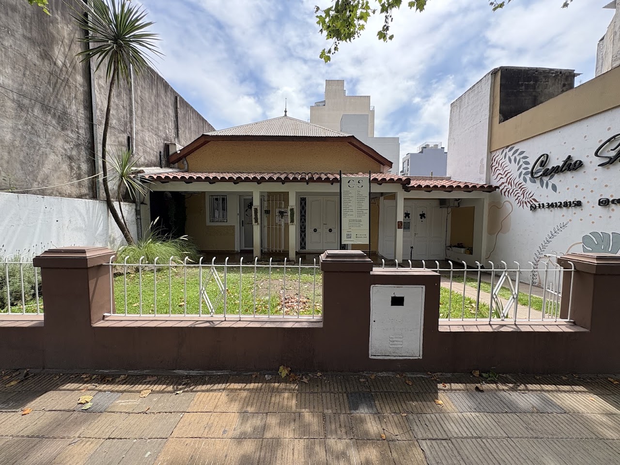 Fachada y entrada de Centro Shanti en Muñiz, San Miguel